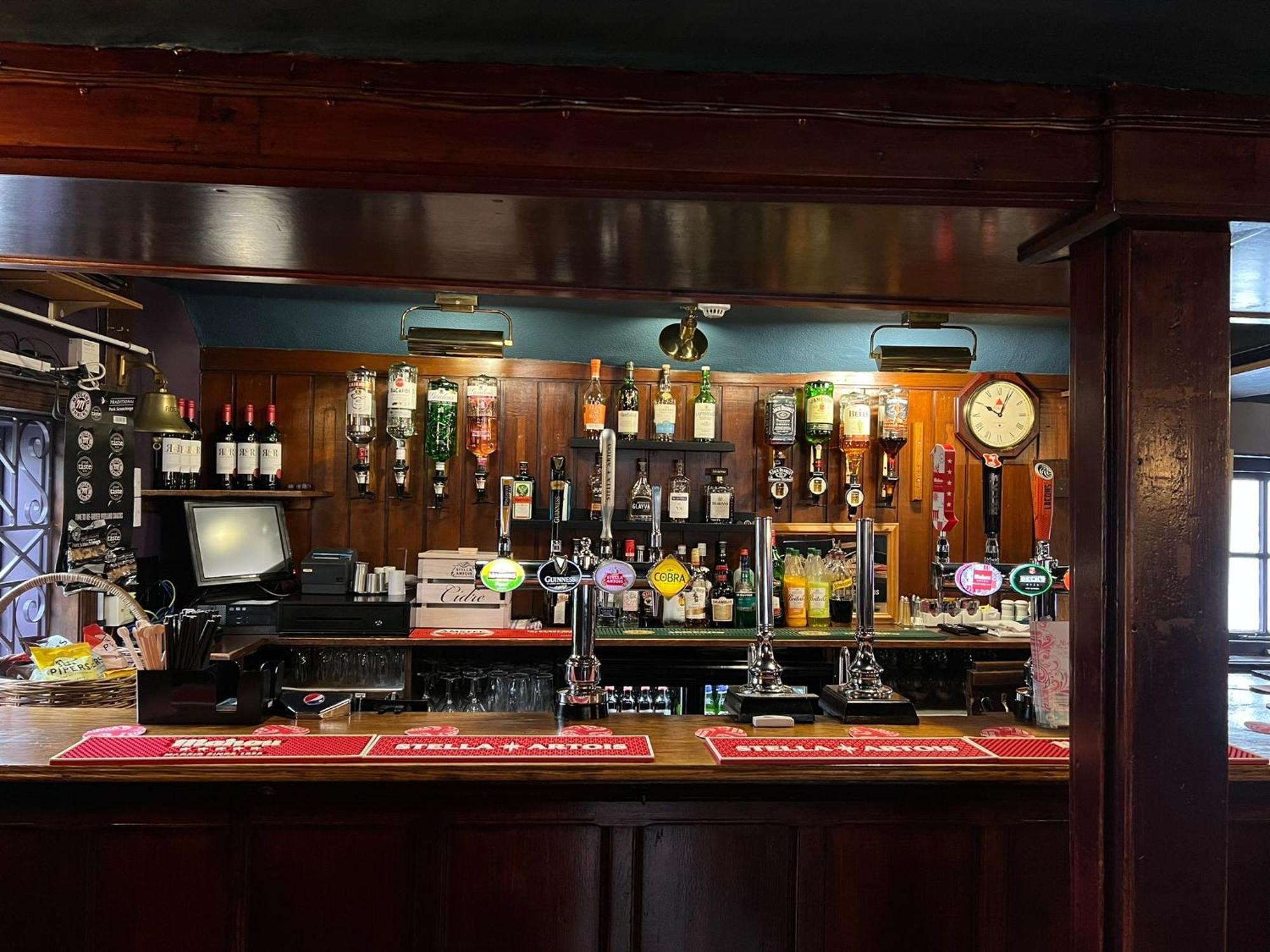 Roebuck Inn สตีเวนิจ ภายนอก รูปภาพ